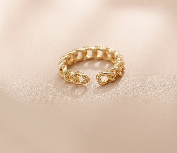 Elegantne naiste sõrmuse õhuke mudel dekoratiivkividega