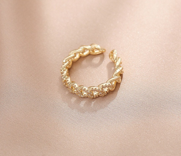 Elegantne naiste sõrmuse õhuke mudel dekoratiivkividega