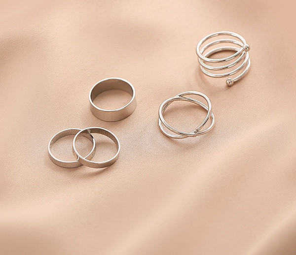 Praegune naiste sõrmuste komplekt tavaline mudel