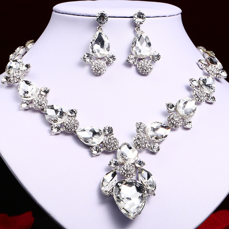 Κομψό γυναικείο σετ κολιέ και σκουλαρίκια με διακοσμητικές πέτρες