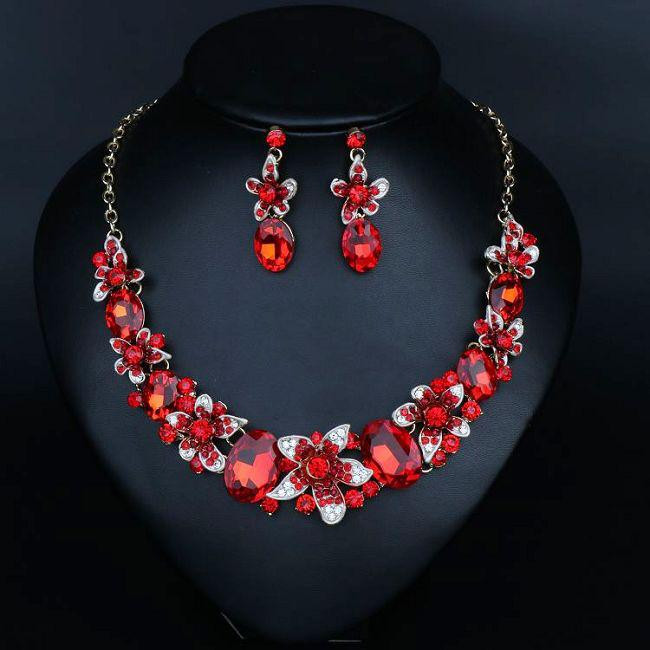 Praegune naiste kõrvarõngaste ja kaelakee komplekt