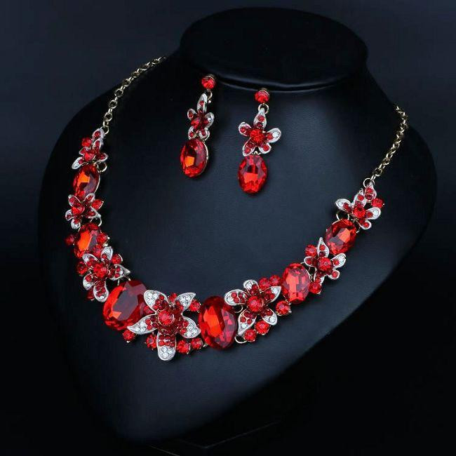 Praegune naiste kõrvarõngaste ja kaelakee komplekt