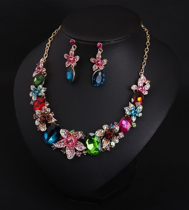 Praegune naiste kõrvarõngaste ja kaelakee komplekt