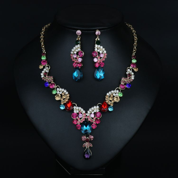 Stílusos női fülbevaló és nyaklánc díszkövekkel