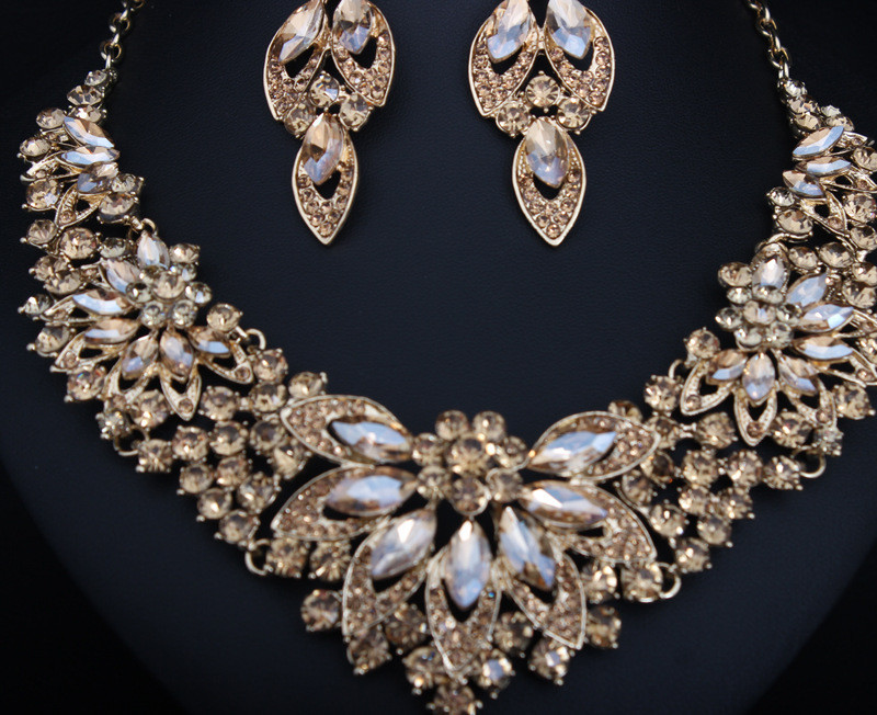 Naiste stiilne kõrvarõngaste ja kaelakee komplekt