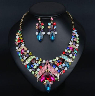 Női kövekkel díszített nyaklánc és fülbevaló szett