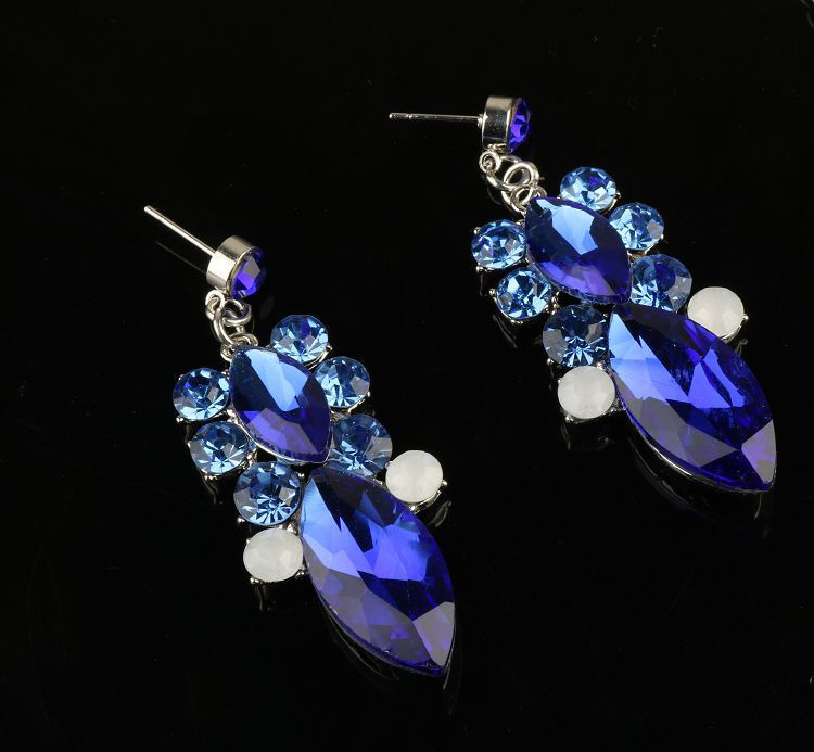 Naiste kividega kaelakee ja kõrvarõngaste komplekt