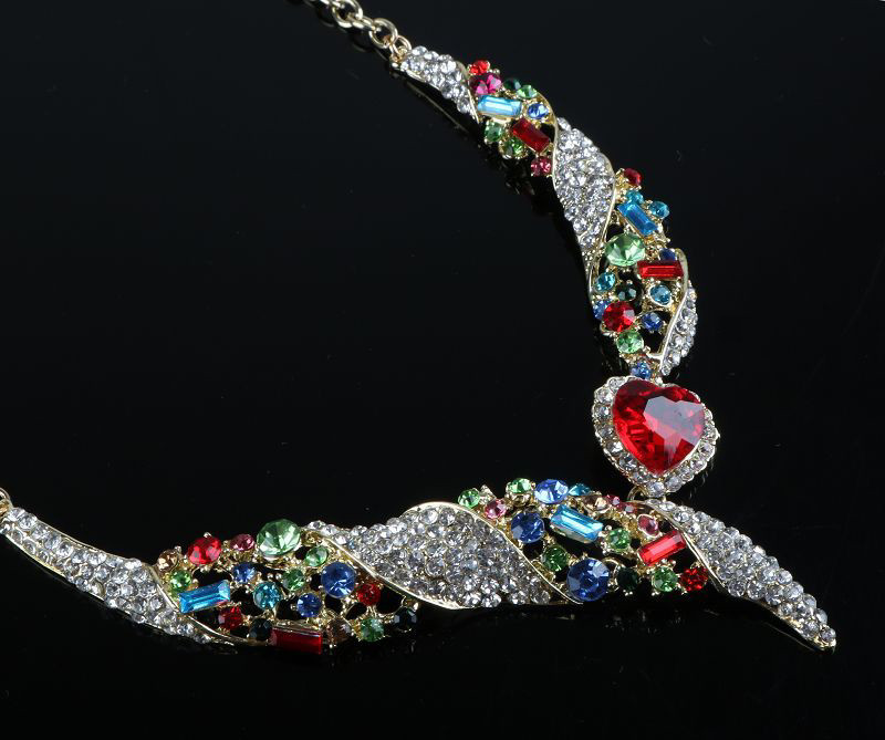 Elegantne naiste komplekt pikkadest kõrvarõngastest ja kaelakeest