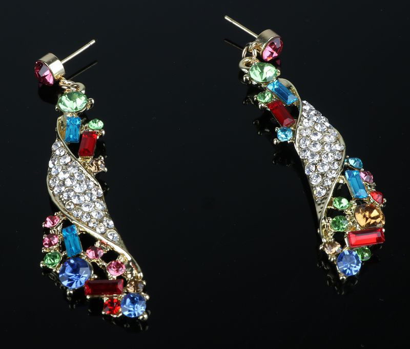 Elegantne naiste komplekt pikkadest kõrvarõngastest ja kaelakeest