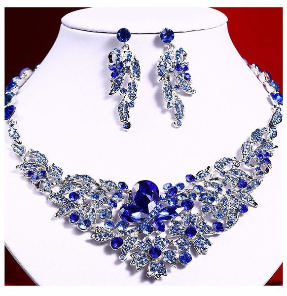 Modern nyaklánc díszkövekkel és fülbevalókkal