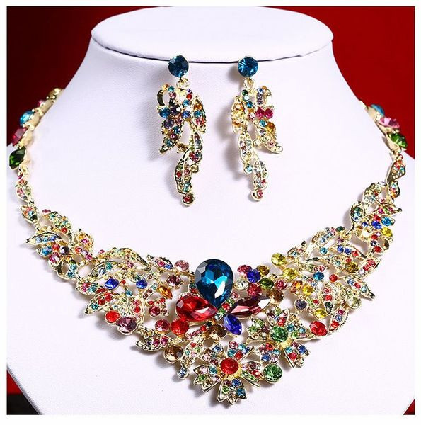 Modern nyaklánc díszkövekkel és fülbevalókkal