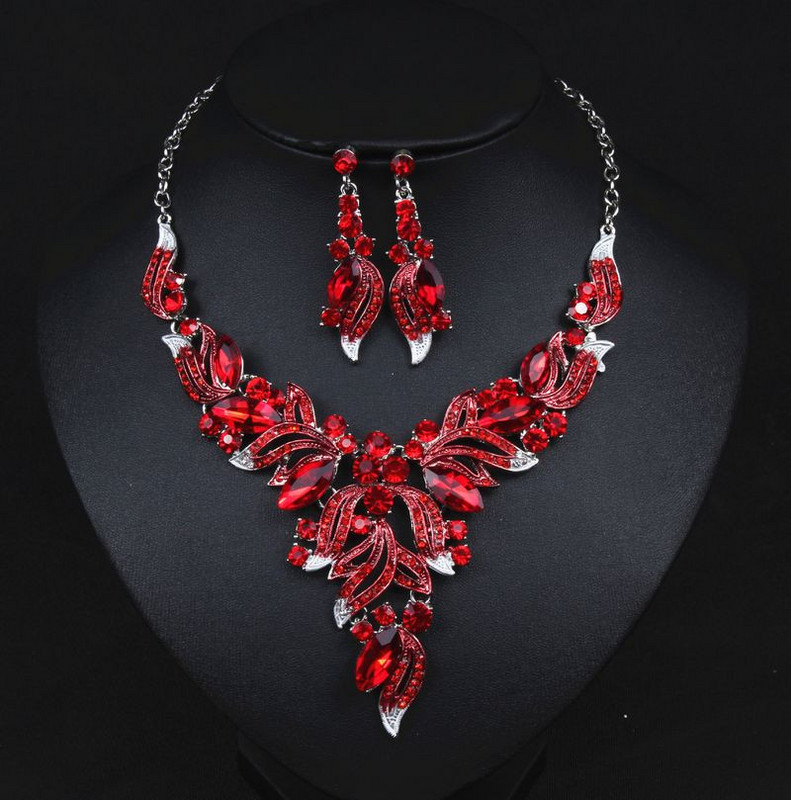 Stiilne naiste kaelakee komplekt lillede ja kõrvarõngastega