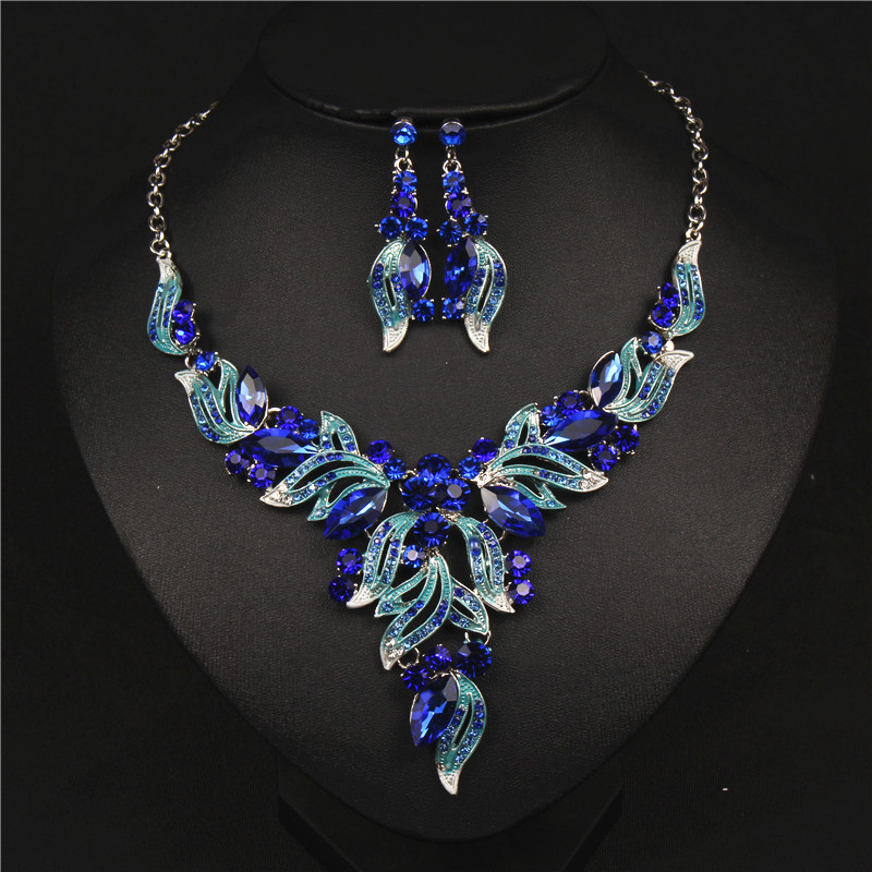 Stiilne naiste kaelakee komplekt lillede ja kõrvarõngastega