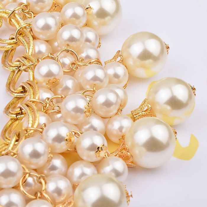 Moodne naiste komplekt kõrvarõngaid ja pärlitega kaelakee