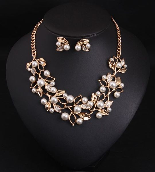 Stílusos női nyaklánc és fülbevaló szett gyöngyökkel és kövekkel
