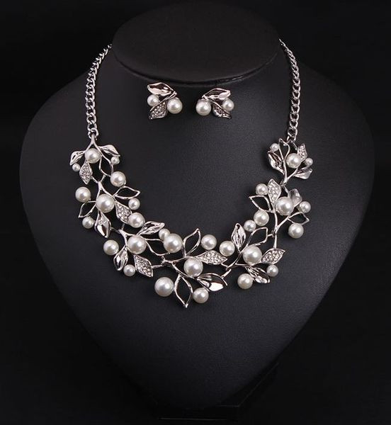 Stílusos női nyaklánc és fülbevaló szett gyöngyökkel és kövekkel