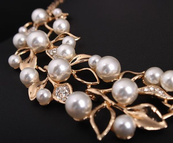 Stílusos női nyaklánc és fülbevaló szett gyöngyökkel és kövekkel