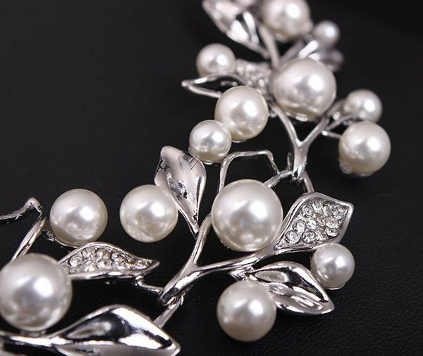 Stílusos női nyaklánc és fülbevaló szett gyöngyökkel és kövekkel