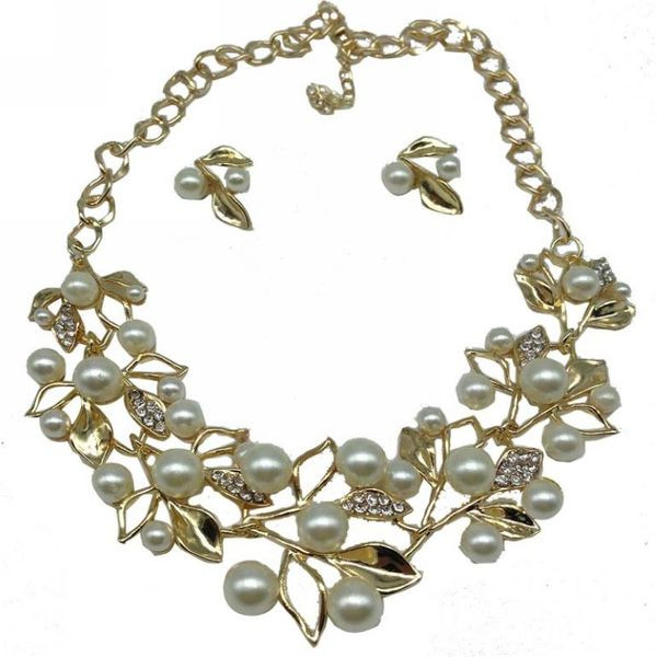 Stílusos női nyaklánc és fülbevaló szett gyöngyökkel és kövekkel