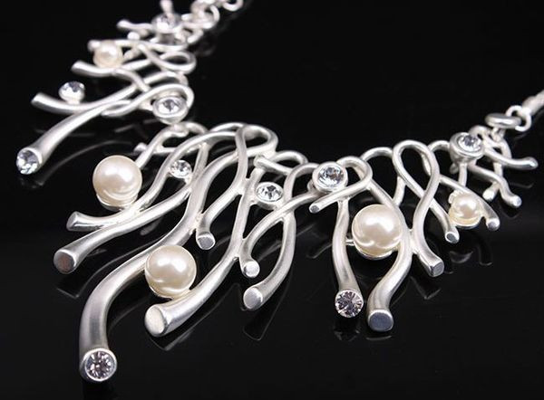 Kaasaegne kaelakee ja pikkade kõrvarõngaste komplekt