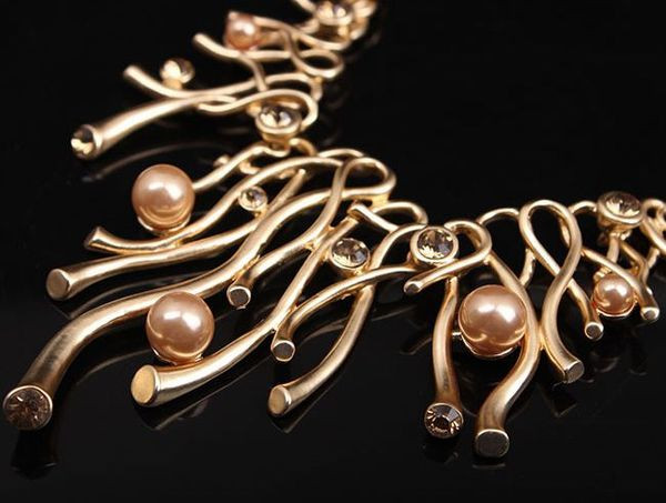 Kaasaegne kaelakee ja pikkade kõrvarõngaste komplekt