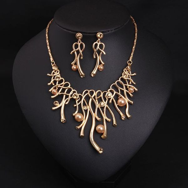 Kaasaegne kaelakee ja pikkade kõrvarõngaste komplekt