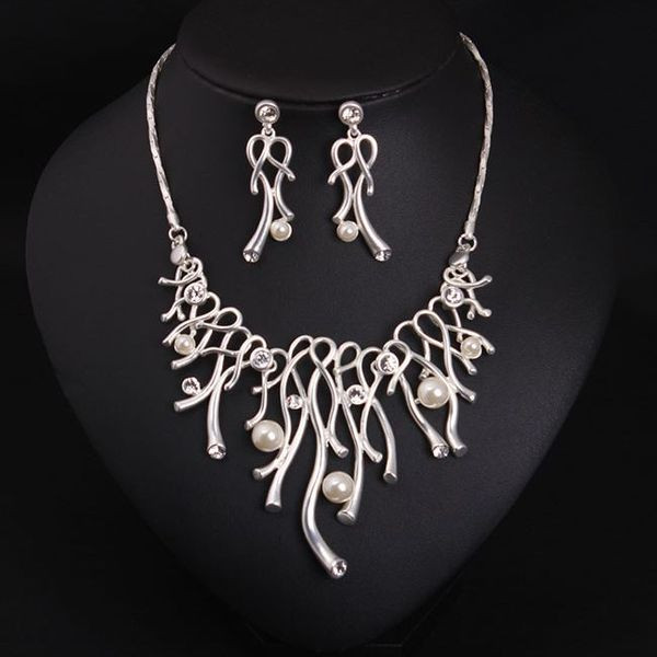 Kaasaegne kaelakee ja pikkade kõrvarõngaste komplekt