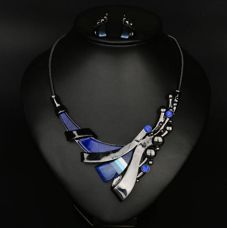 Elegantne kõrvarõngaste ja kaelakee komplekt