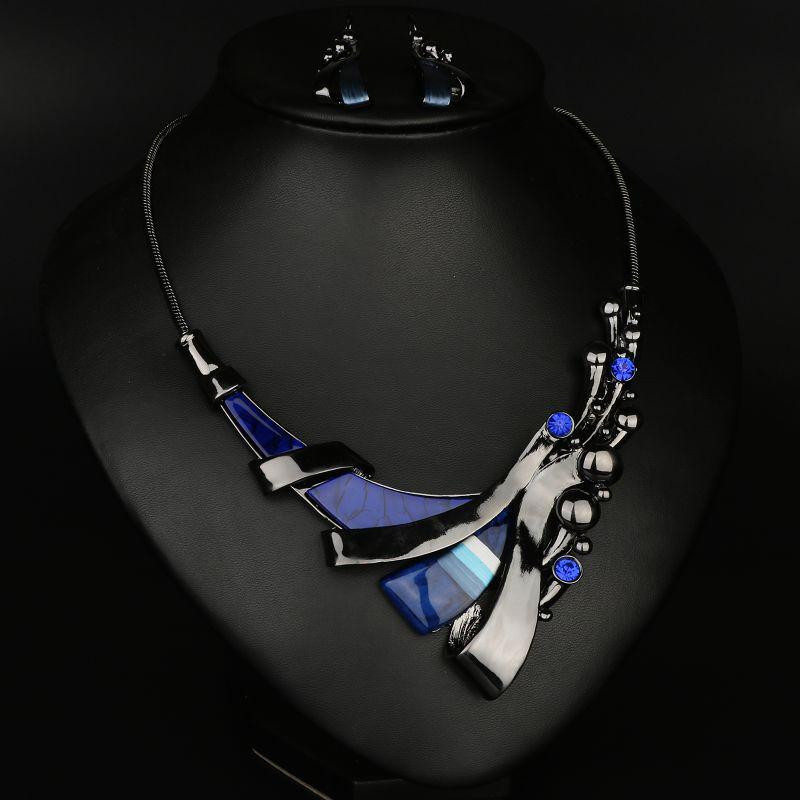 Elegantne kõrvarõngaste ja kaelakee komplekt