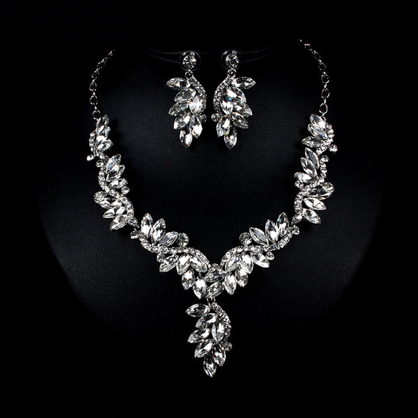 Elegáns fülbevaló és nyaklánc kövekkel