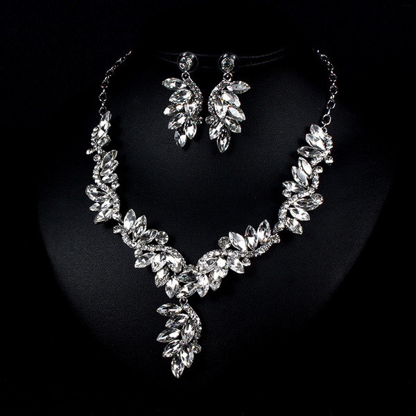 Elegáns fülbevaló és nyaklánc kövekkel