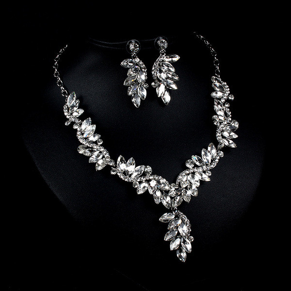 Elegáns fülbevaló és nyaklánc kövekkel