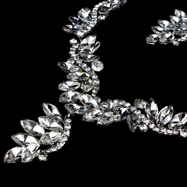 Elegáns fülbevaló és nyaklánc kövekkel