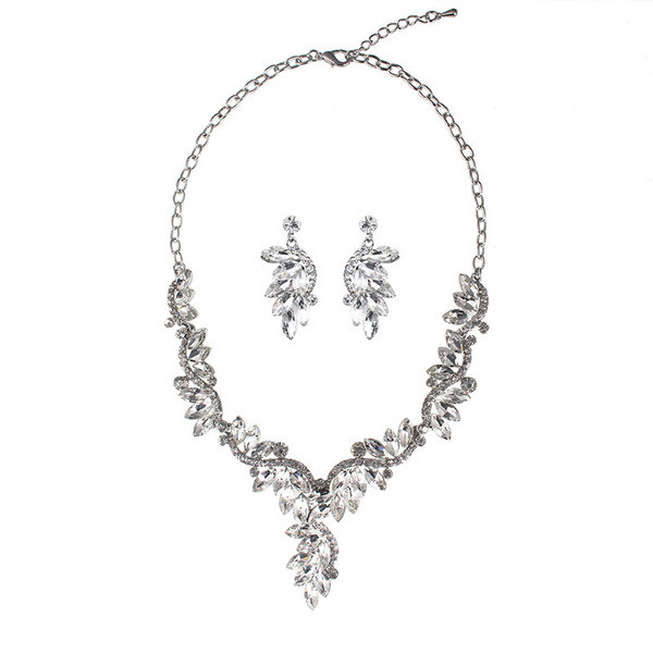 Elegáns fülbevaló és nyaklánc kövekkel