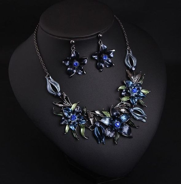 Fülbevaló és nyaklánc kövekkel