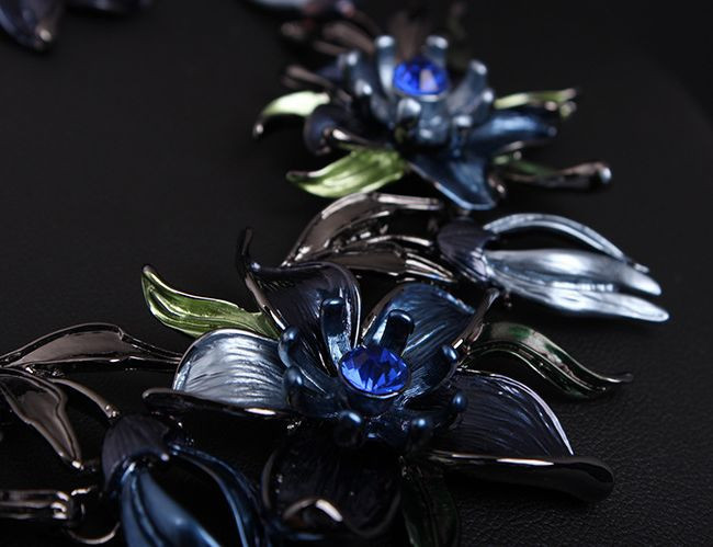 Fülbevaló és nyaklánc kövekkel