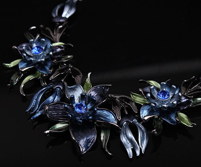 Fülbevaló és nyaklánc kövekkel