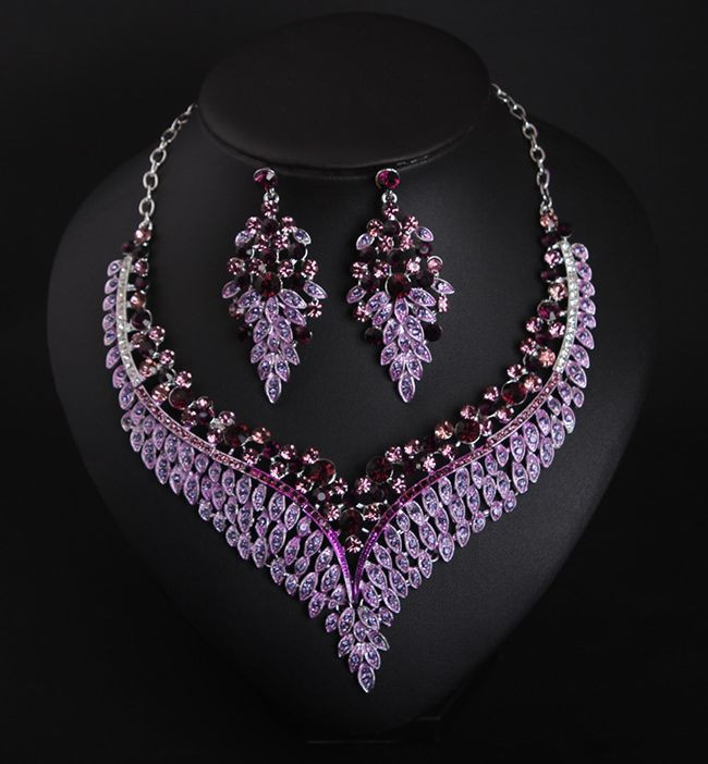 Naiste elegantne dekoratiivkividega kaelakee ja kõrvarõngaste komplekt