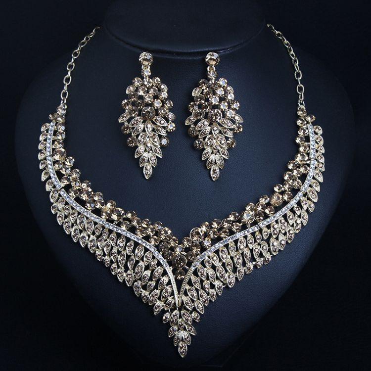 Naiste elegantne dekoratiivkividega kaelakee ja kõrvarõngaste komplekt