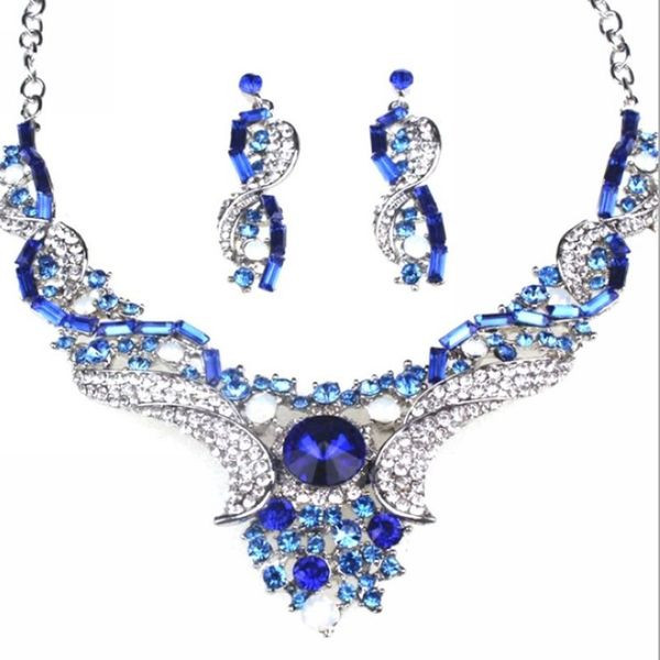 Elegantan set dugih naušnica i ogrlice