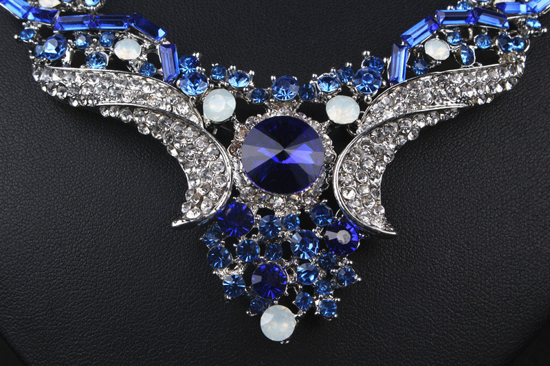 Elegantan set dugih naušnica i ogrlice