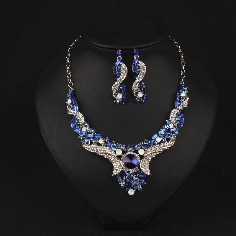 Elegantan set dugih naušnica i ogrlice