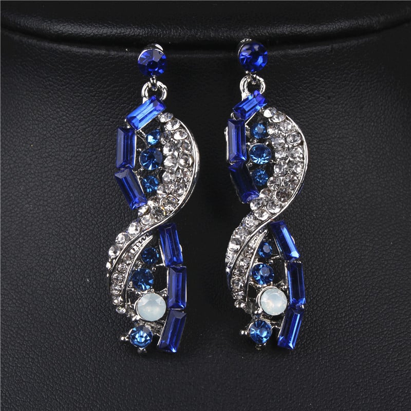 Elegantan set dugih naušnica i ogrlice