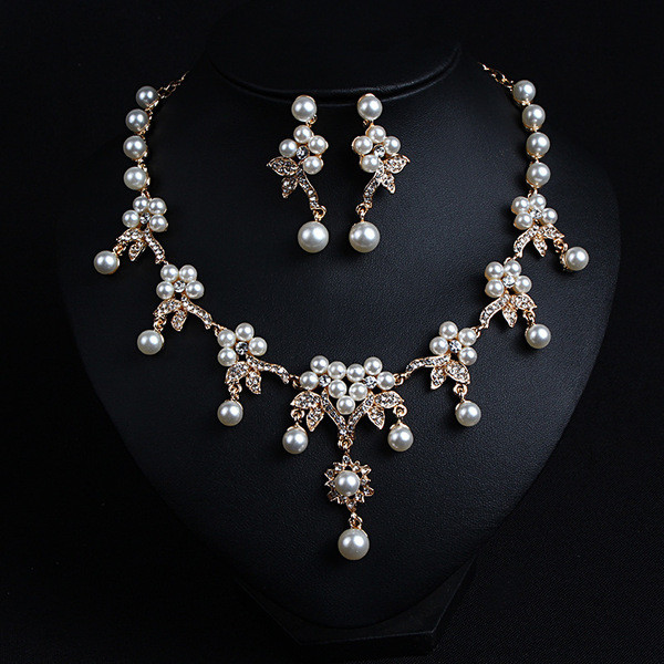 Naiste dekoratiivpärlitega kaelakee ja kõrvarõngaste komplekt