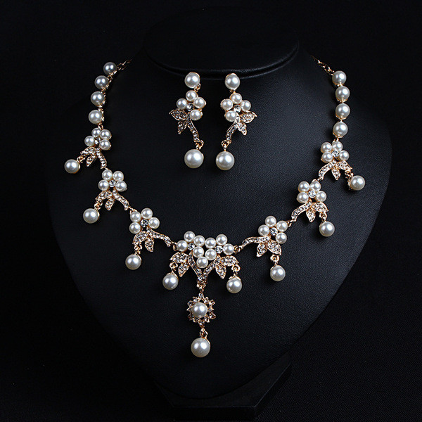 Naiste dekoratiivpärlitega kaelakee ja kõrvarõngaste komplekt