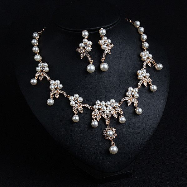 Naiste dekoratiivpärlitega kaelakee ja kõrvarõngaste komplekt