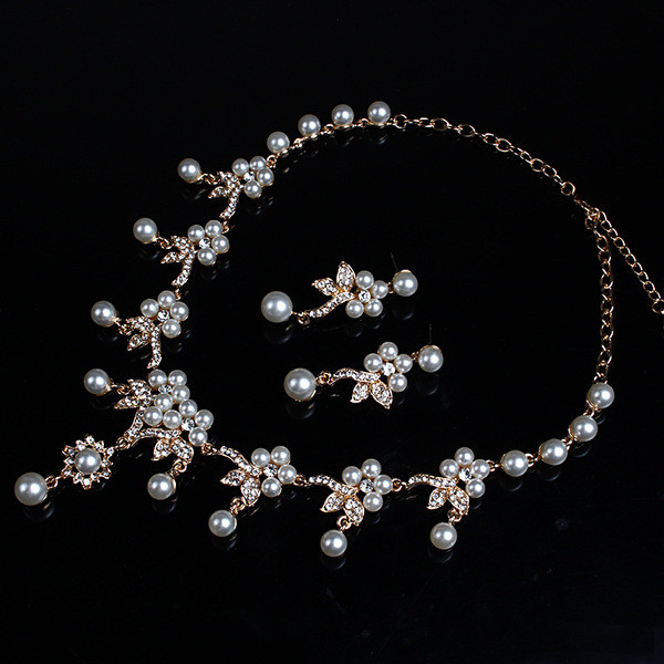 Naiste dekoratiivpärlitega kaelakee ja kõrvarõngaste komplekt