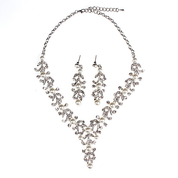 Elegáns hosszú fülbevaló és nyaklánc díszgyöngyökkel