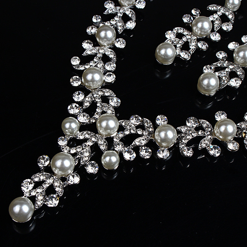 Elegáns hosszú fülbevaló és nyaklánc díszgyöngyökkel