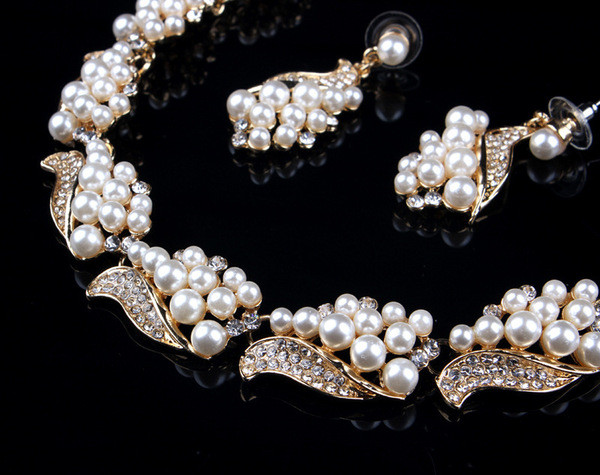 Dekoratiivpärlitega kaelakee-sõrmuskõrvarõngaste ja käevõru komplekt